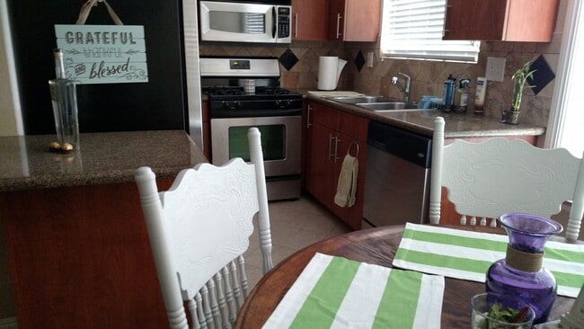 Building Photo - 4437 Mentone St Unit 10