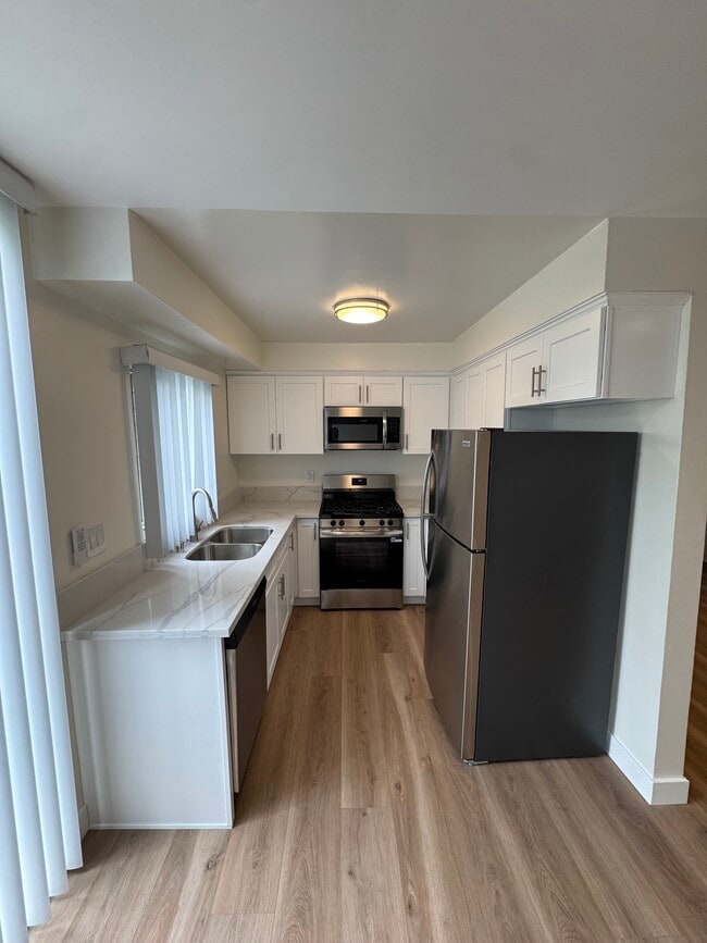 Kitchen - 929 Larrabee Apartments