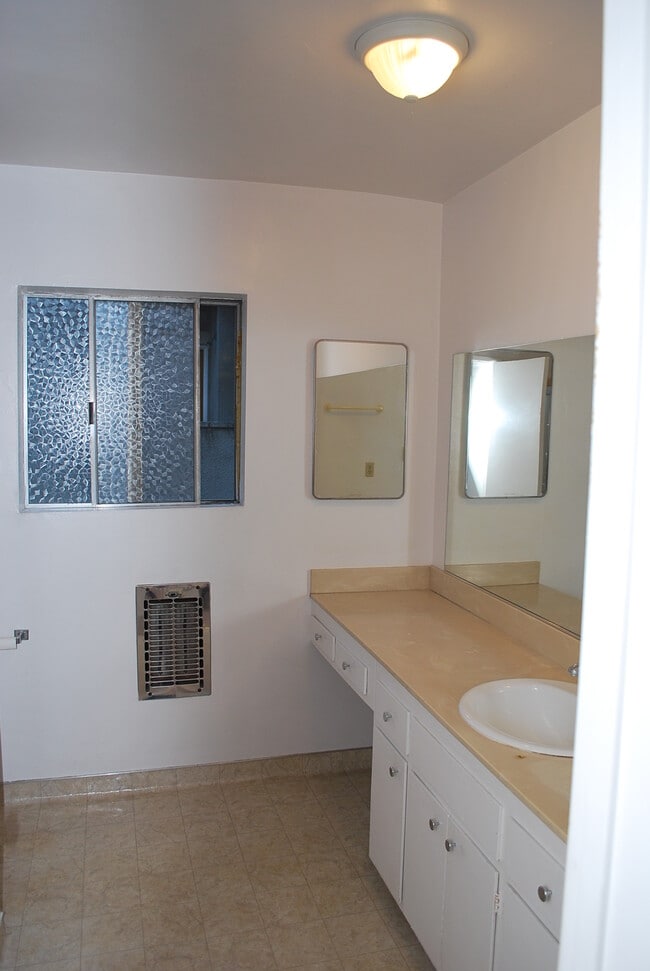 Bathroom - 236 S Mentor Ave