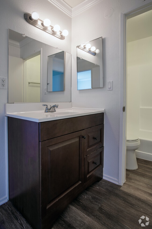 2BR, 1BA - 950 SF - Casa Walker