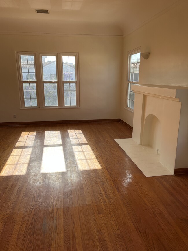 Building Photo - 438 N Ogden Dr Unit 440.5