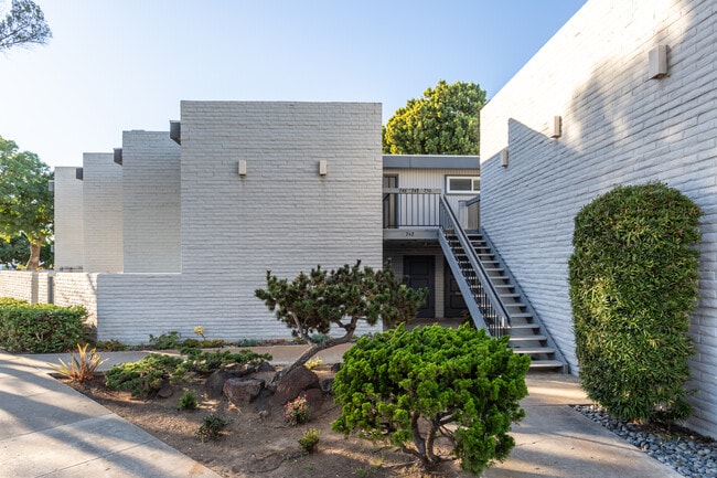 Building Photo - 748 Olive Ave Unit 748