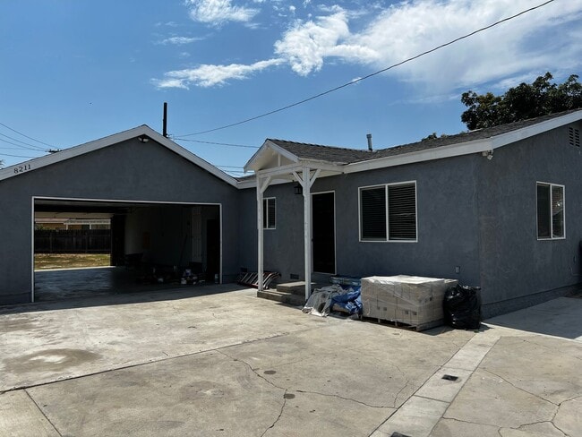 Remodeled 3 Bedroom 2 Bath House with 4 Ca... - Remodeled 3 Bedroom 2 Bath House with 4 Ca...