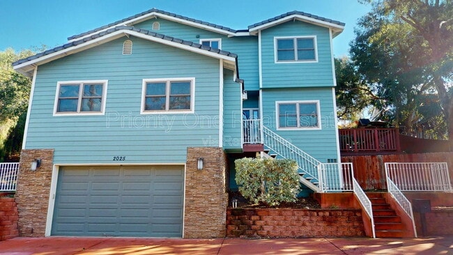 Building Photo - 2025 Cypress Ave.