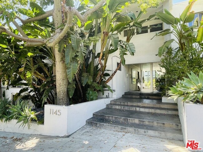 Building Photo - 1145 Larrabee St Unit 3