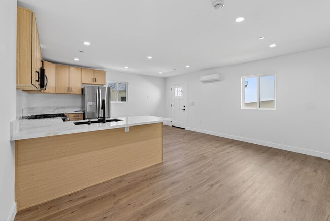 Photo - 680 E 45th St