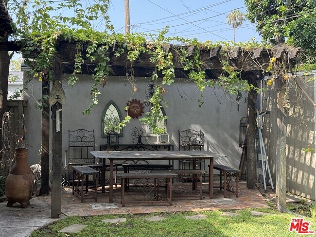 Photo - 923 Alma St