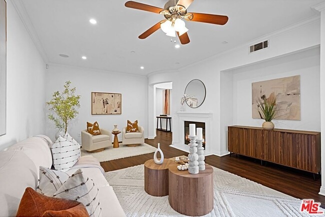 Building Photo - 5625 Crescent Prk W Unit 108