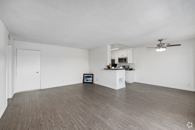 1BR, 1BA - 800SF - Living Room - Ridgegate Apartments