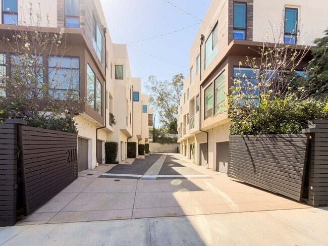 Photo - 2111 N Cahuenga Blvd