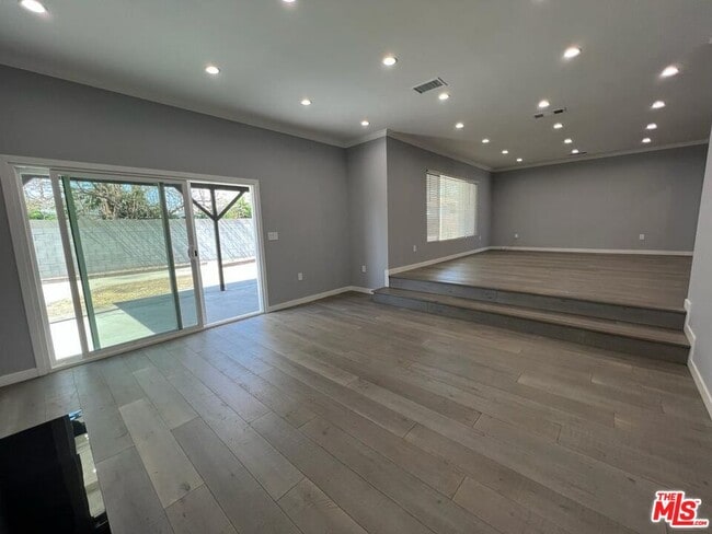 Photo - 11243 Lull St