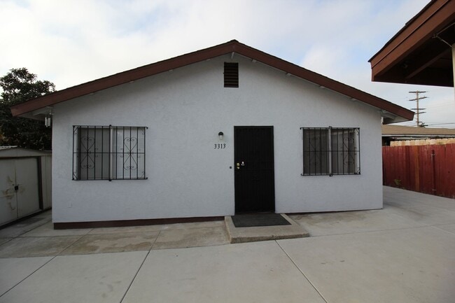 Building Photo - Great 3 bedroom 2 bath home absolutely fantastically located with access to freeways and downtown