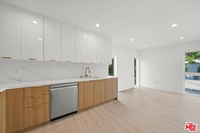 Photo - 4922 S Centinela Ave Unit 3