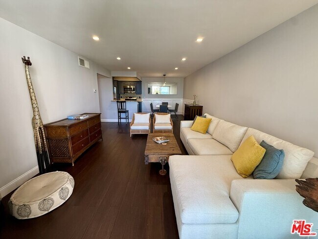 Photo - 8530 Holloway Dr Unit 318