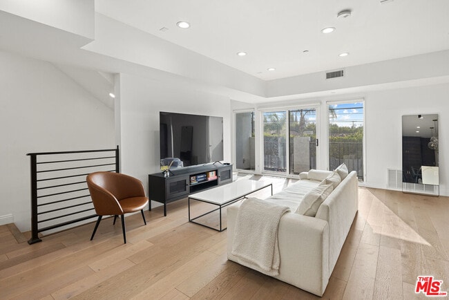 Photo - 7365 Waring Ave