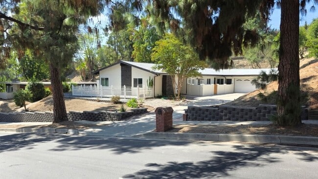 Building Photo - Gorgeous Newly Remodeled 4 Bedroom 2 Bath ...