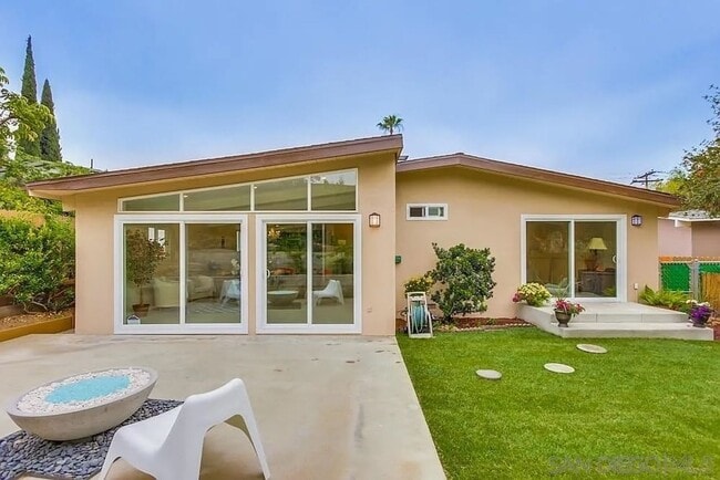 Building Photo - Beautiful 4BD/2BA on Baja!! Great backyard space with turf & fire pit!!