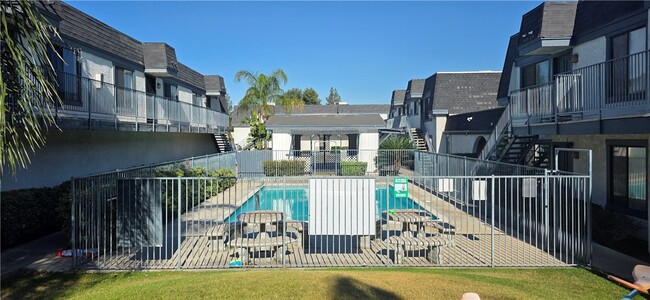 Building Photo - 1319 Oakwood Dr W Unit 12