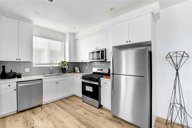 Photo - 11956 Vanowen St