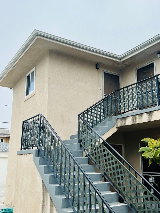 Building Photo - Midtown Ventura - One bedroom, one bath upstairs apartment