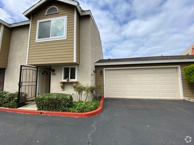 Building Photo - Bright and Spacious 2 Bed/1.5 Bath South O... Rental
