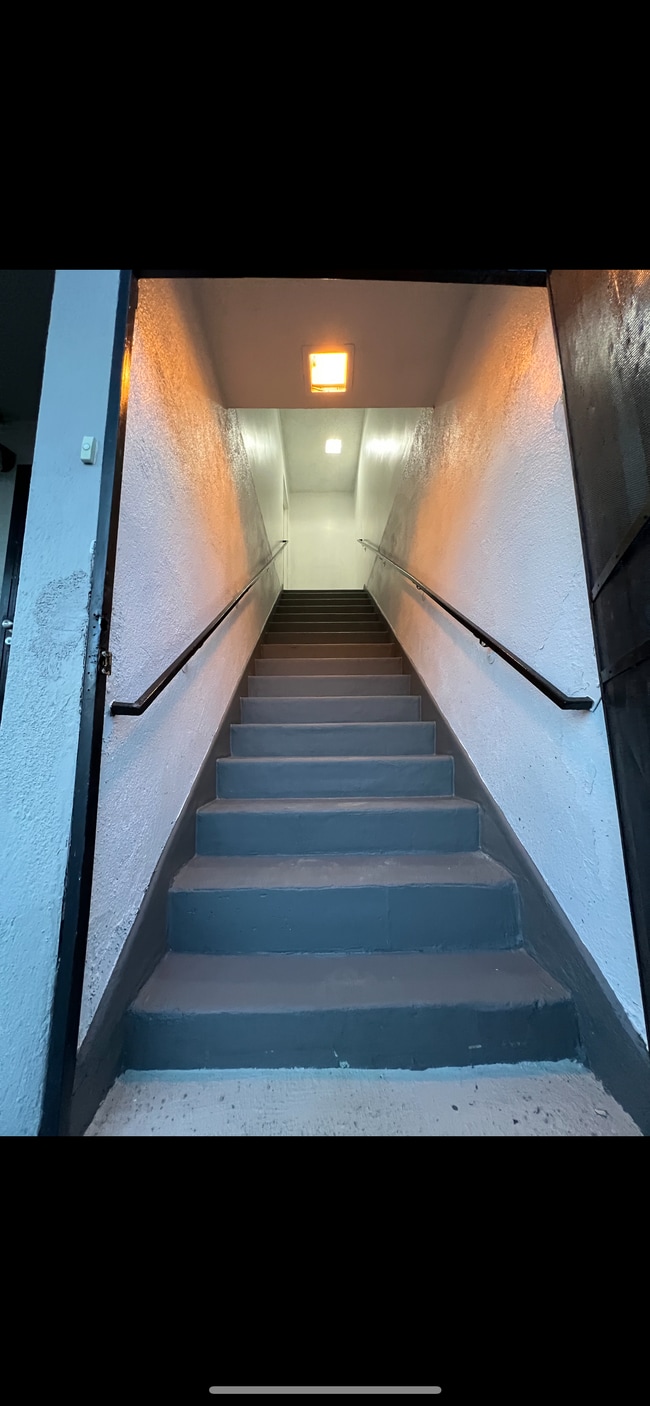 Building Photo - 1348 W 92nd St Unit 3