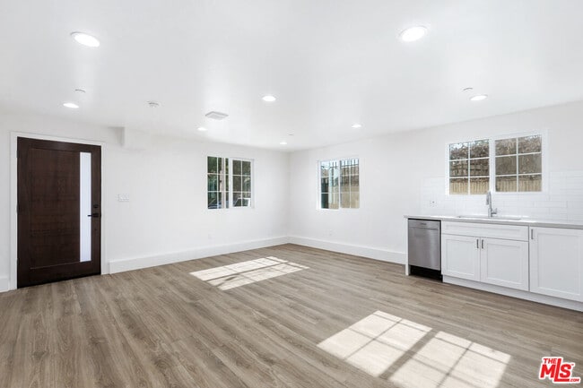 Photo - 498 E 52nd St