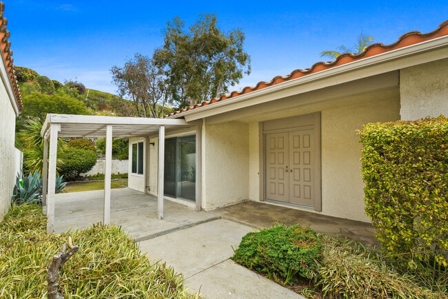 Photo - Beautiful Single-Level Detached Home in Villa Pacifica For Lease