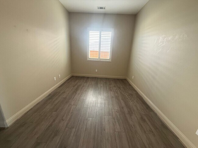 Photo - 955 Romneya Ln