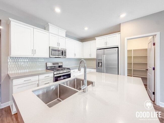 Building Photo - 2BD/2BA home in Mira Mesa with Private Balcony, Pool & 2-Car Garage