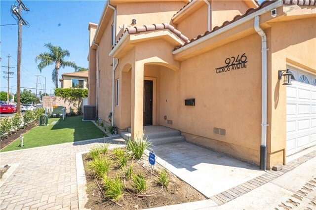 Photo - 9246 Cedros Ave