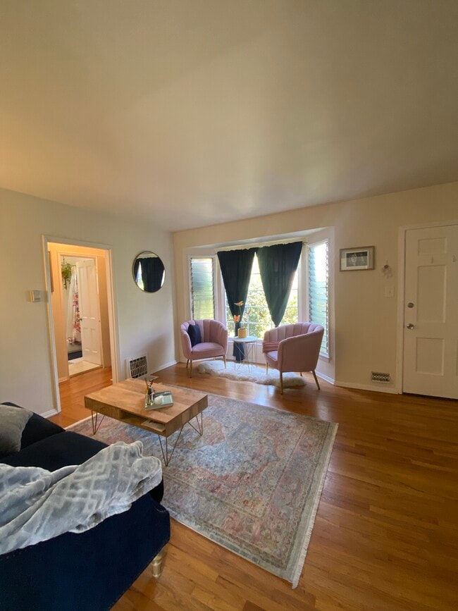 Living area with large bay window. - 1322 Ocean Park Blvd Unit 1/2