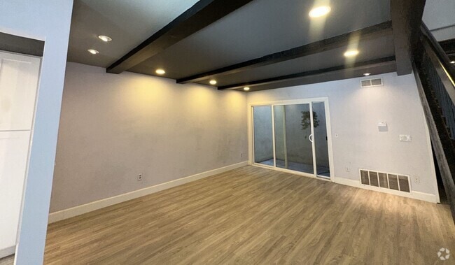 Building Photo - Townhouse - 2 Story, 3 Bedroom in the Beau... Unit 204