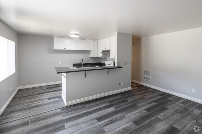 Interior Photo - 2159 Elm