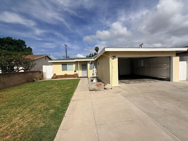 Building Photo - Spacious 3BR Home with Central AC & Private Yard in Baldwin Park