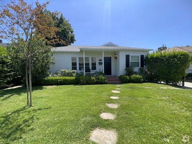 Building Photo - Luxurious Lake Balboa Home with Athletic A...