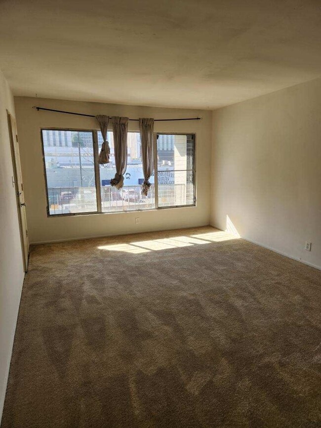 Photo - 539 S Serrano Ave