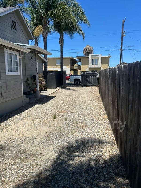 Photo - 1223 Division St
