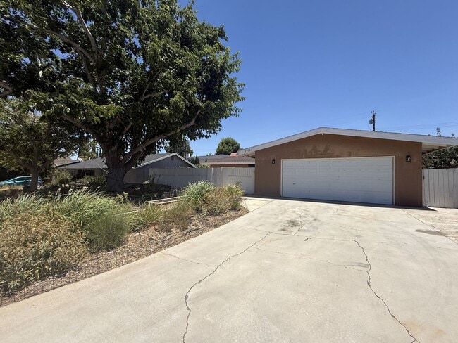Building Photo - West Palmdale Pool Home!