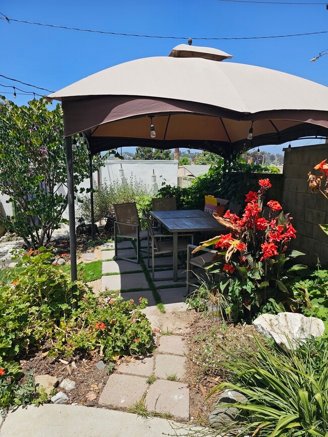 Shared outdoor dining area - 3911 Woolwine Dr Unit B