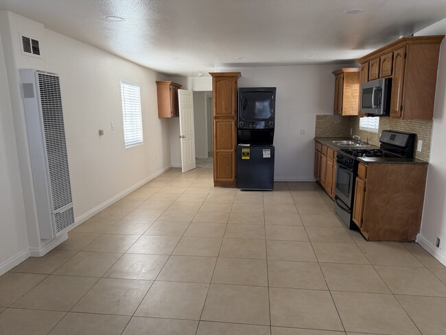 Photo - 654 W 21st St