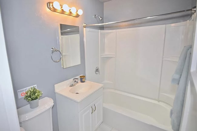 Photo - 5BD/2BA, Great Sunroom!