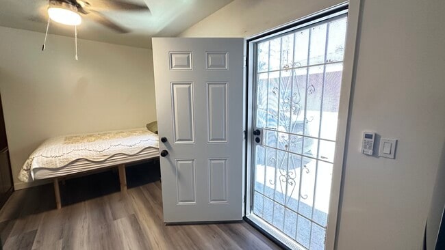 Building Photo - 11420 Cedar Ave Unit Studio A Rental