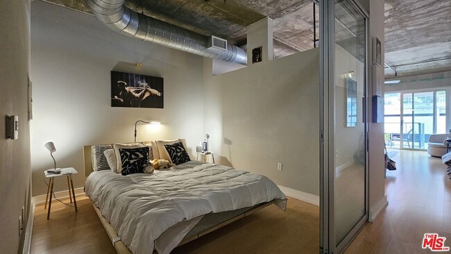 Photo - 645 W 9th St