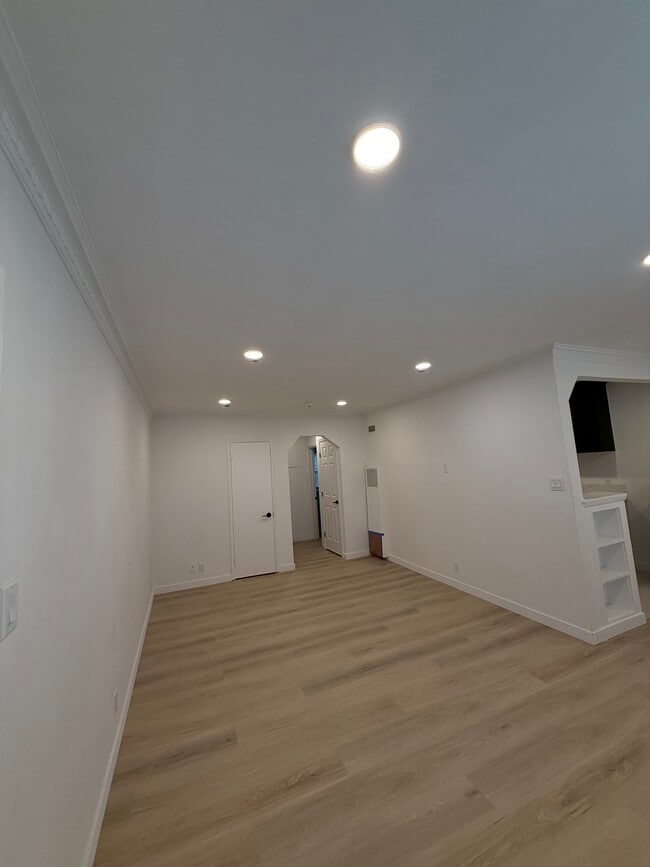Photo - 1229 Larrabee St Apartments