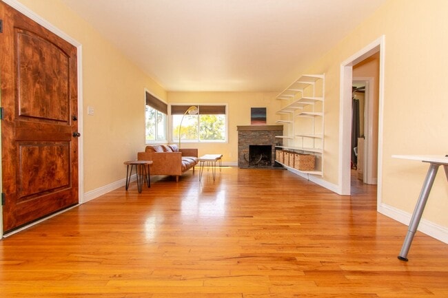 Photo - Well Maintained & Bright Detached 2 bed / 1 bath Home In Quiet Neighborhood of North Park - Peak ... Unit 3554