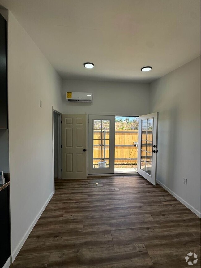 Building Photo - 268 Meadowbrook Dr Unit ADU Studio Rental