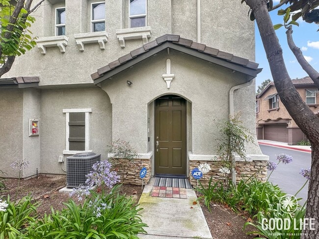 Building Photo - Welcoming 2B/2BA Condo with Balcony, In-Unit Laundry and Pool Access. Unit 133