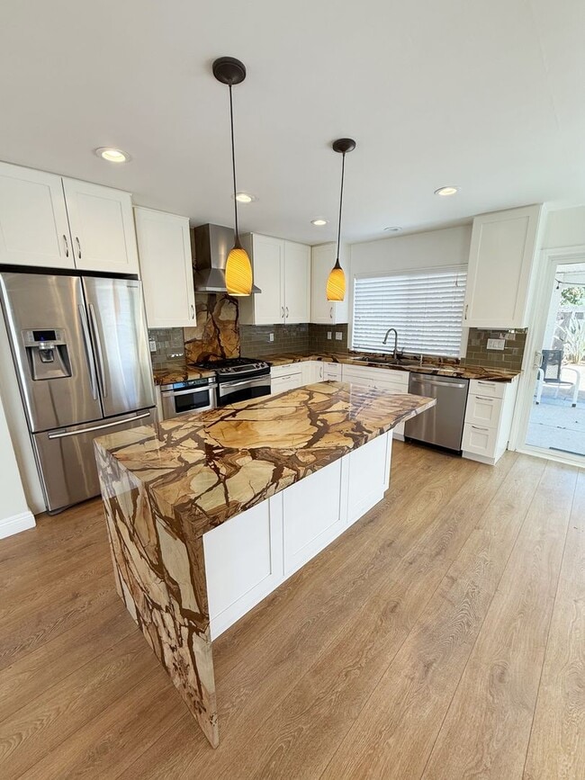Beautifully Upgraded 4 Bed/2 Bath Single-L... - Beautifully Upgraded 4 Bed/2 Bath Single-L... House