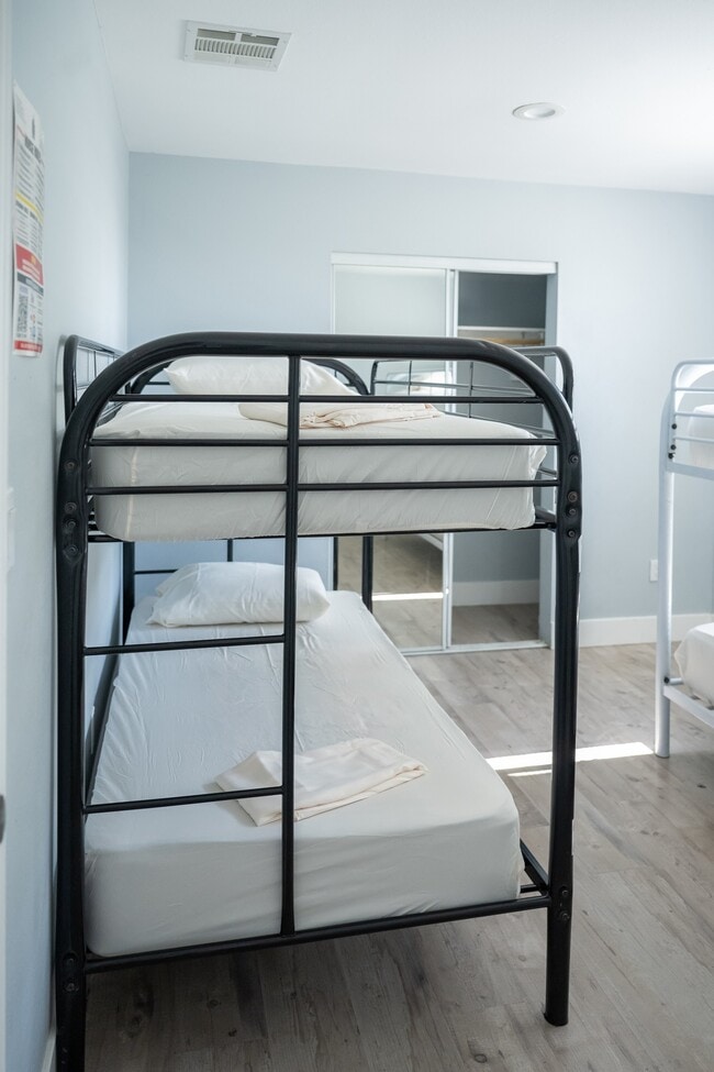 Photo - 1635 E 33rd St